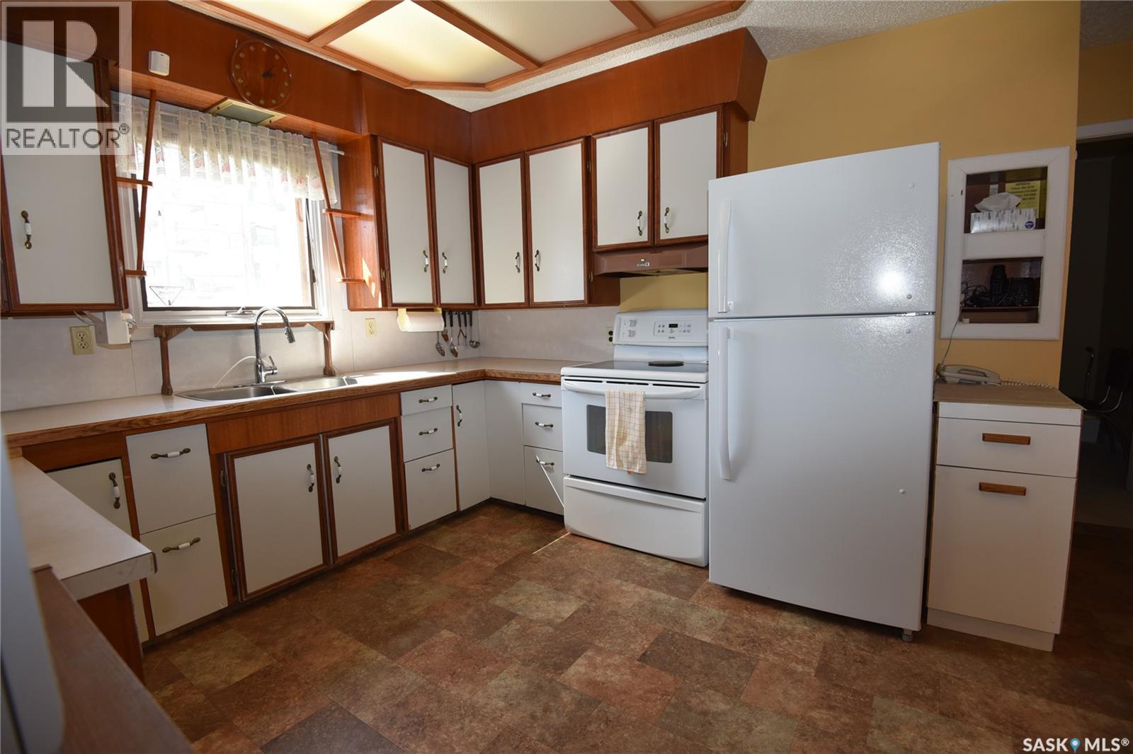 220 2nd Street E, Nipawin, Saskatchewan  S0E 1E0 - Photo 4 - SK033869