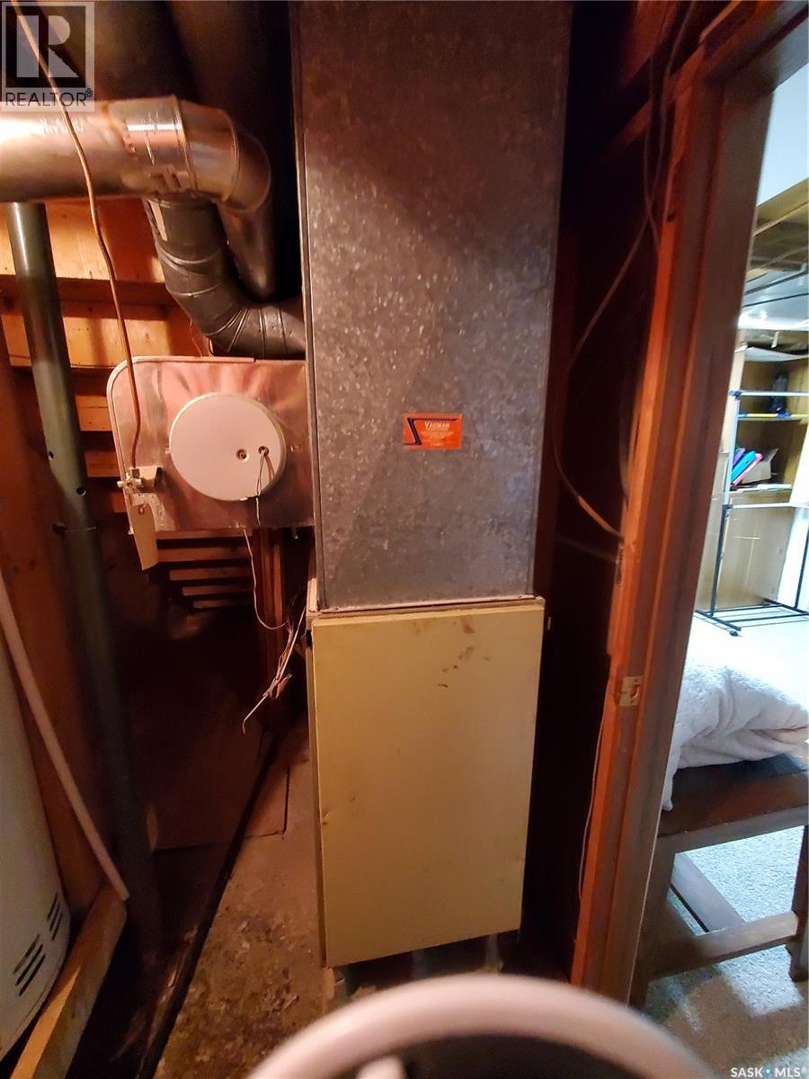 321 1st Street W, Ponteix, Saskatchewan  S0N 1Z0 - Photo 30 - SK033867