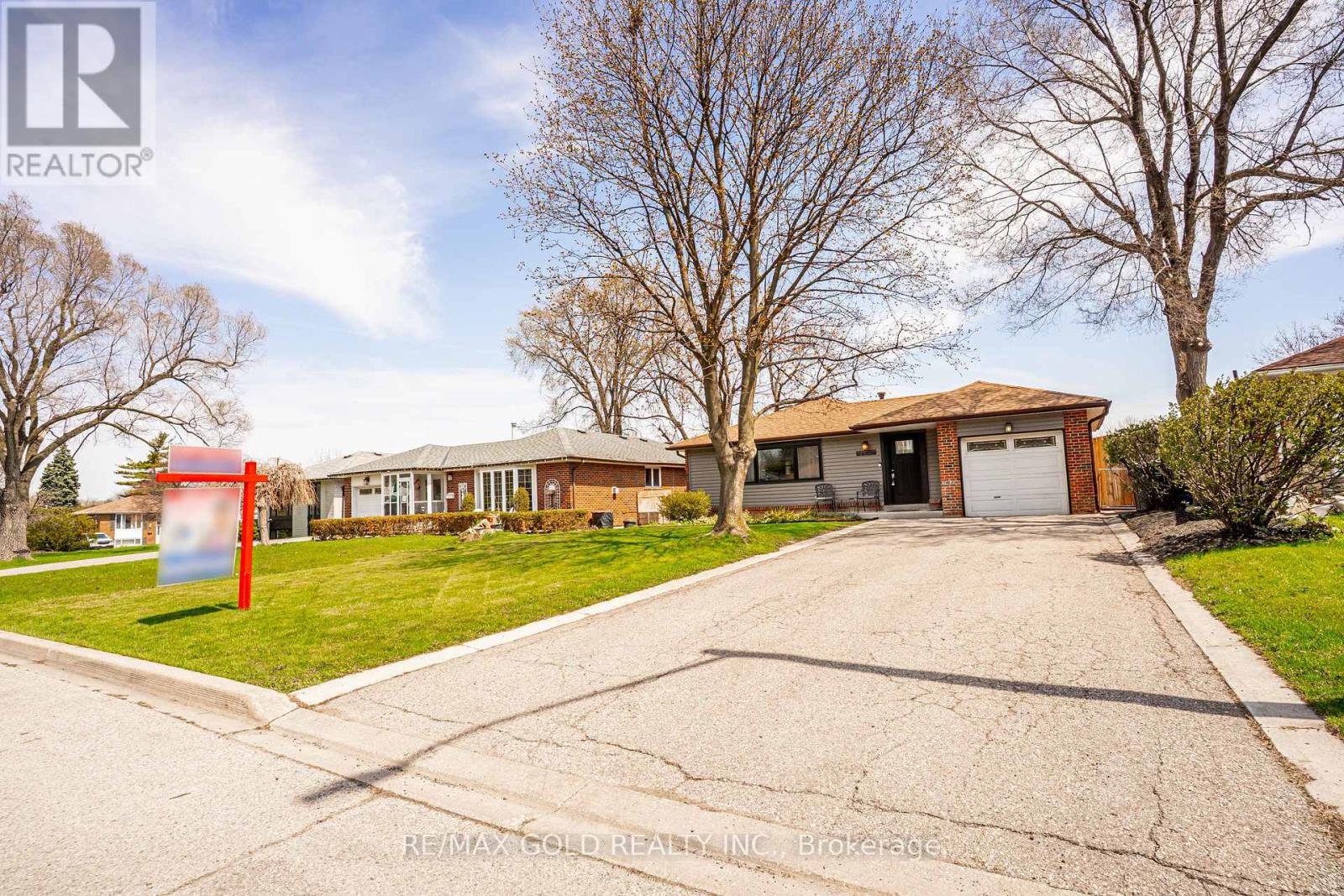 23 Dunster Crescent, Brampton, Ontario  L6T 3J8 - Photo 2 - W13040752