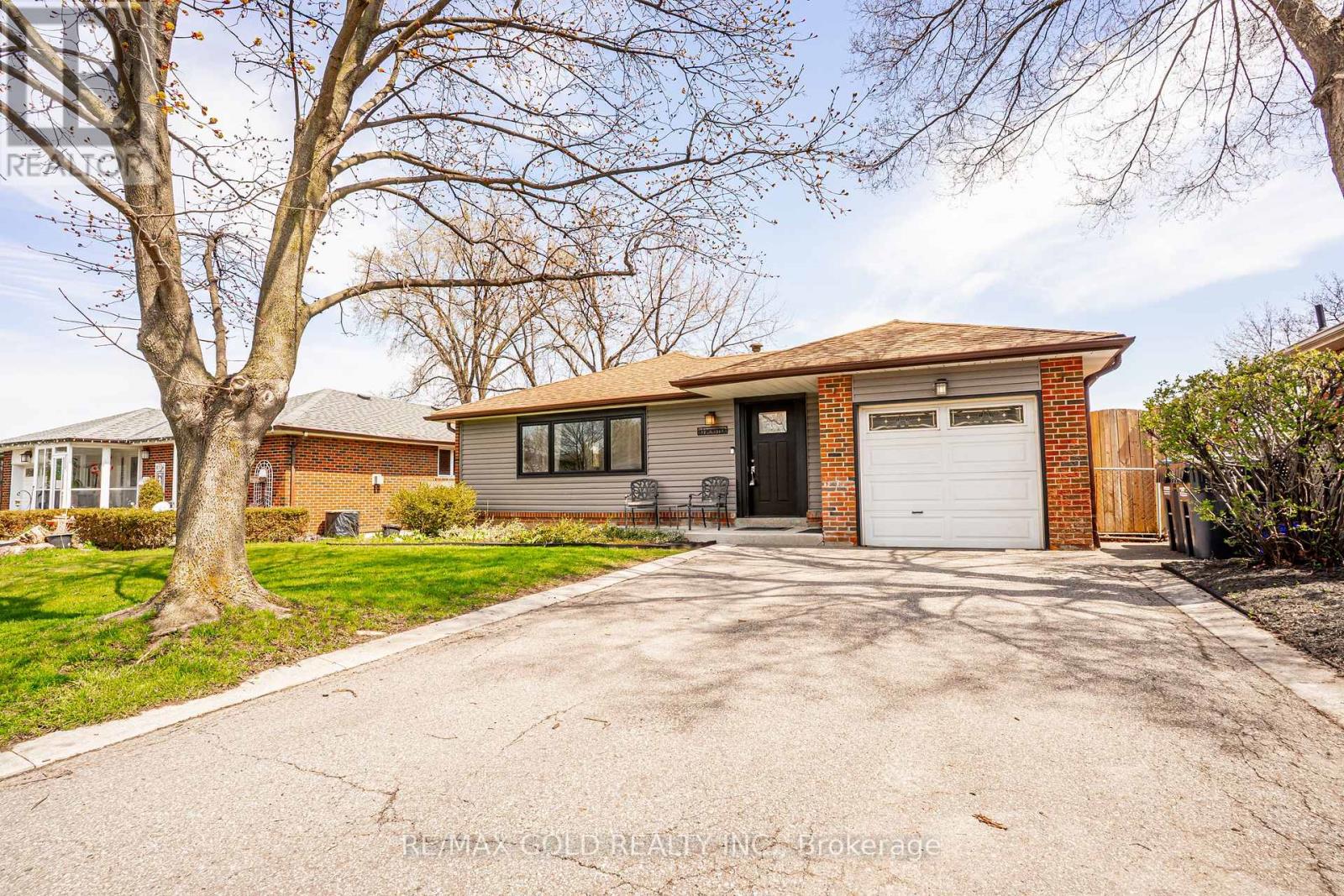 23 Dunster Crescent, Brampton, Ontario  L6T 3J8 - Photo 3 - W13040752