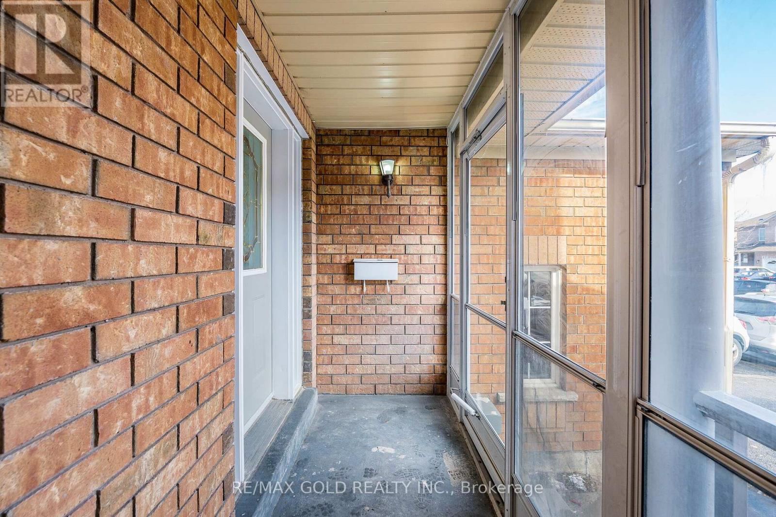 110 Sandyshores Drive, Brampton, Ontario  L6R 2M3 - Photo 3 - W13040864