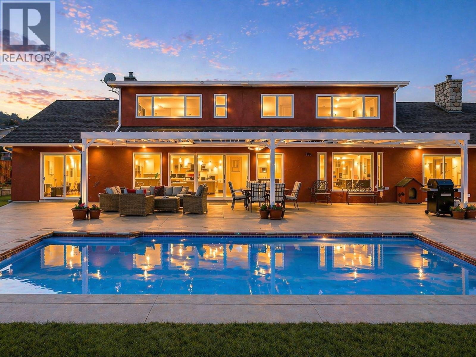 855 Ross Avenue, Penticton, British Columbia  V2A 3A5 - Photo 2 - 10382199