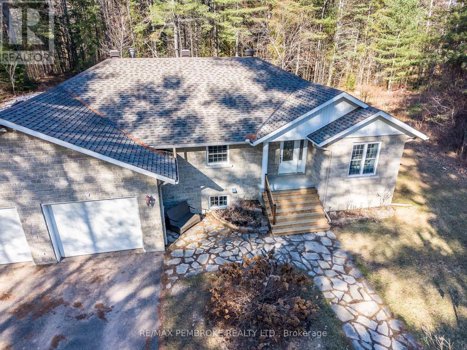 226 Eichstaedt Road, Petawawa, Ontario  K8H 2W8 - Photo 3 - X12940990