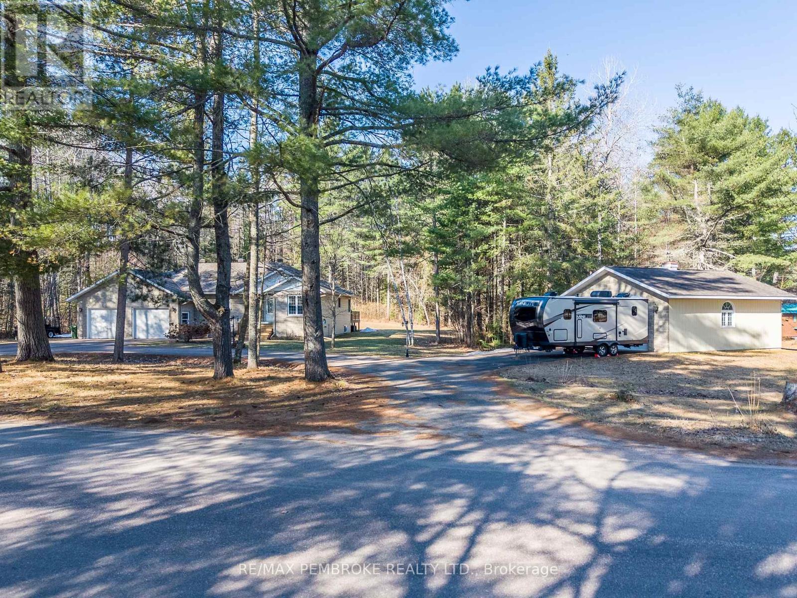 226 Eichstaedt Road, Petawawa, Ontario  K8H 2W8 - Photo 2 - X12940990