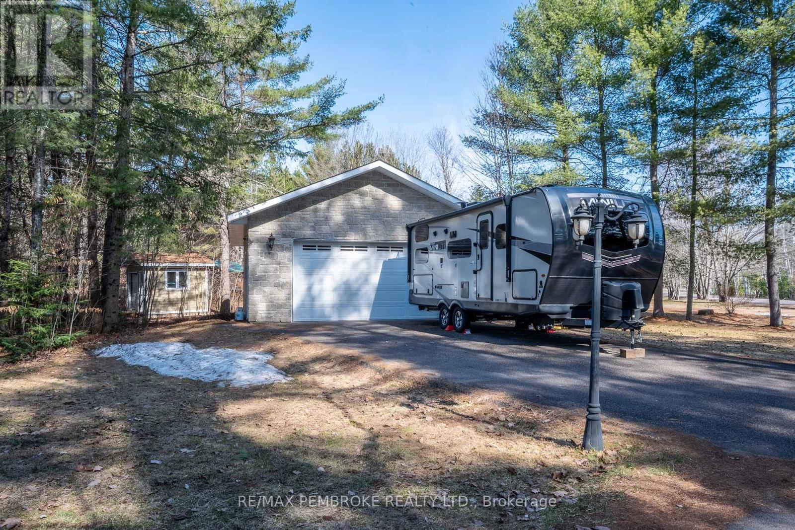 226 Eichstaedt Road, Petawawa, Ontario  K8H 2W8 - Photo 8 - X12940990