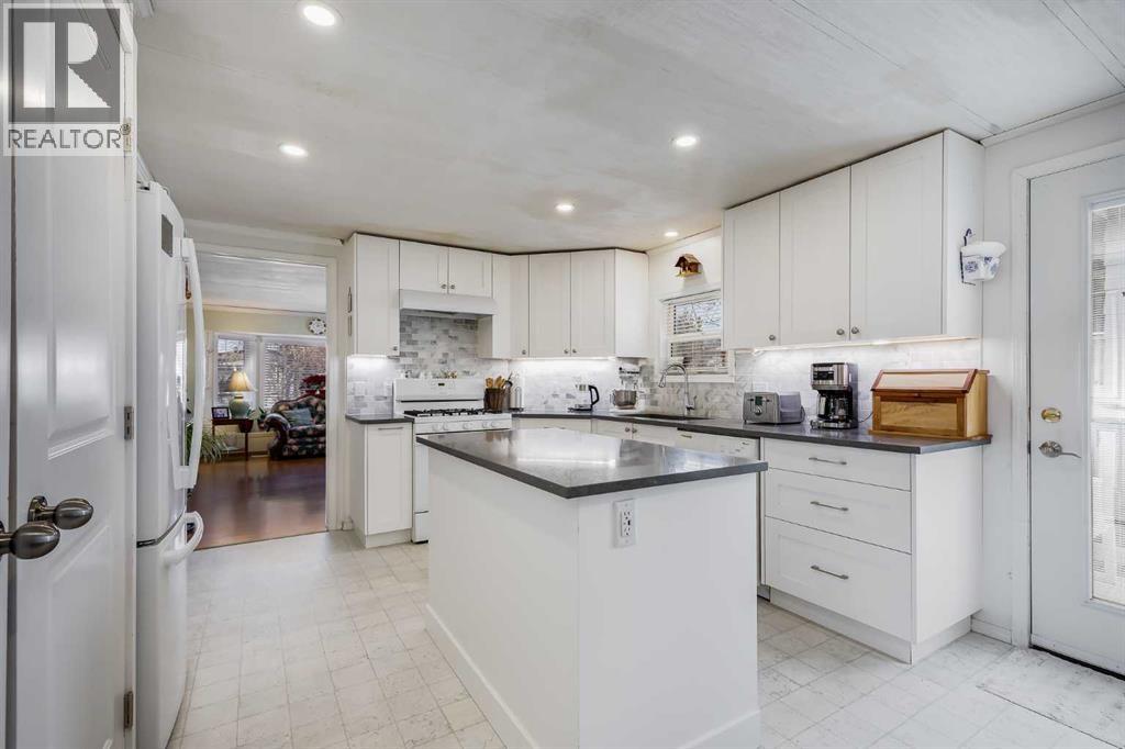 240 Big Hill Circle SE, Airdrie, Alberta  T4A 1P8 - Photo 9 - A2304272