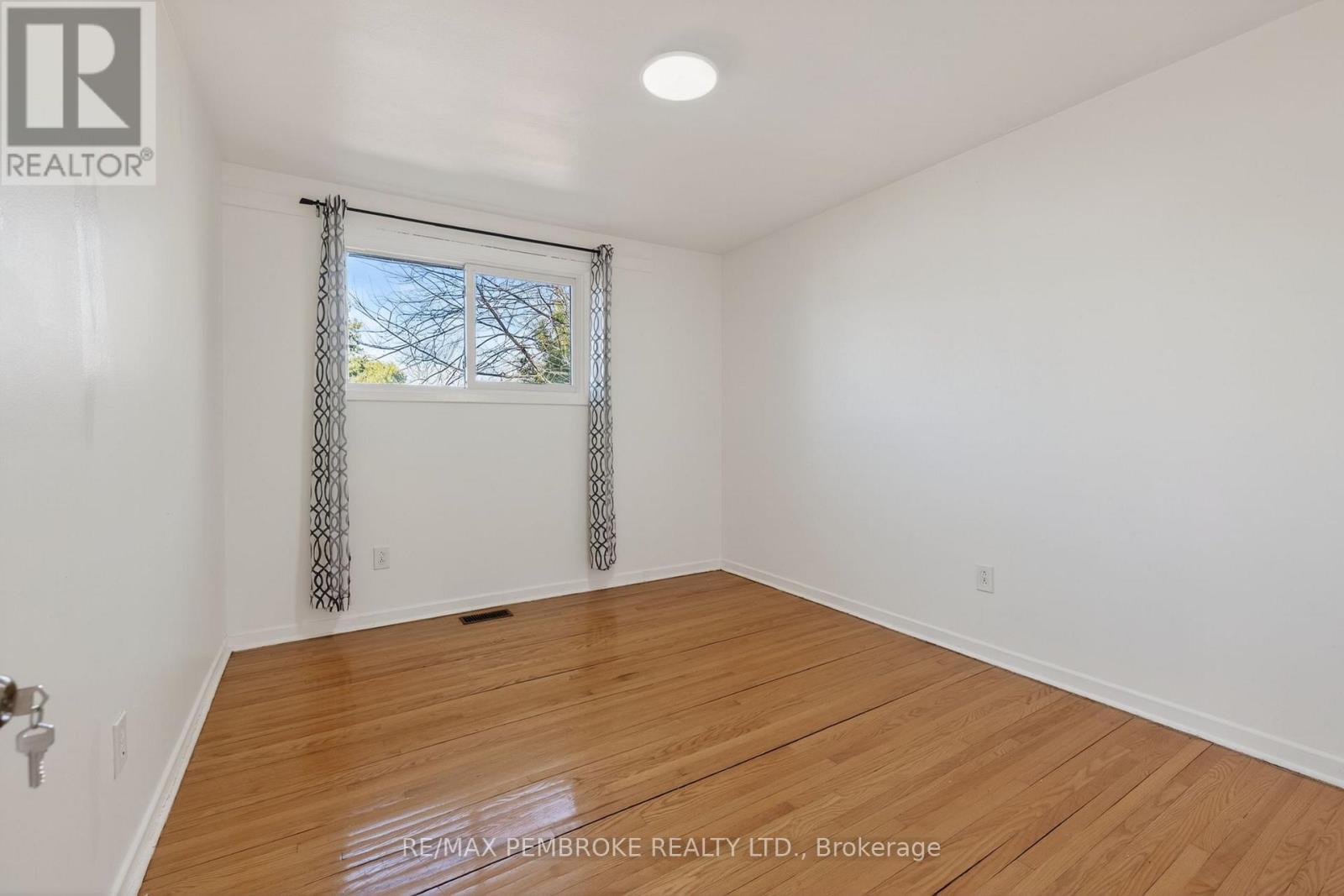 10 Algonquin Street, Petawawa, Ontario  K8H 2A9 - Photo 17 - X13041046