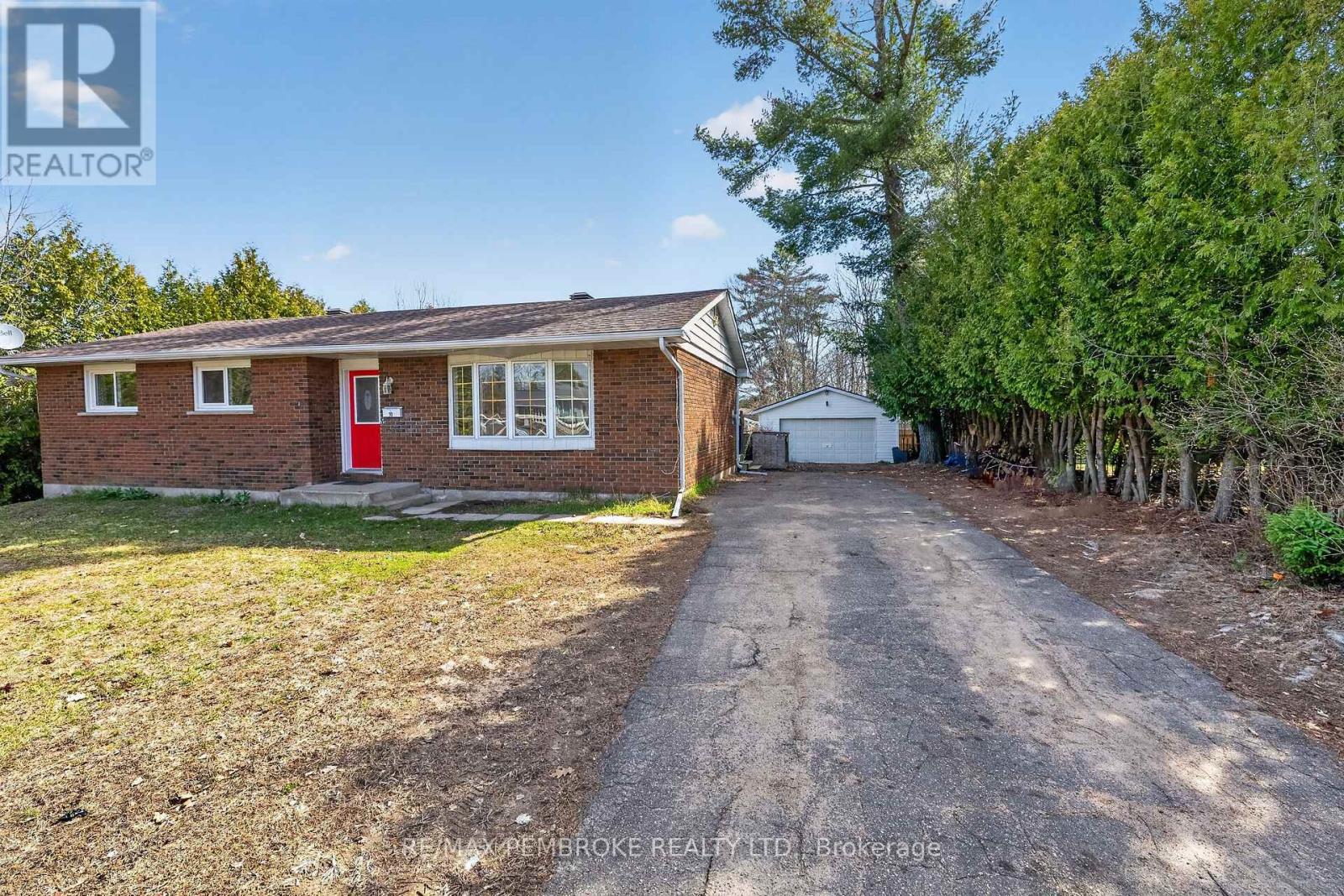 10 Algonquin Street, Petawawa, Ontario  K8H 2A9 - Photo 3 - X13041046