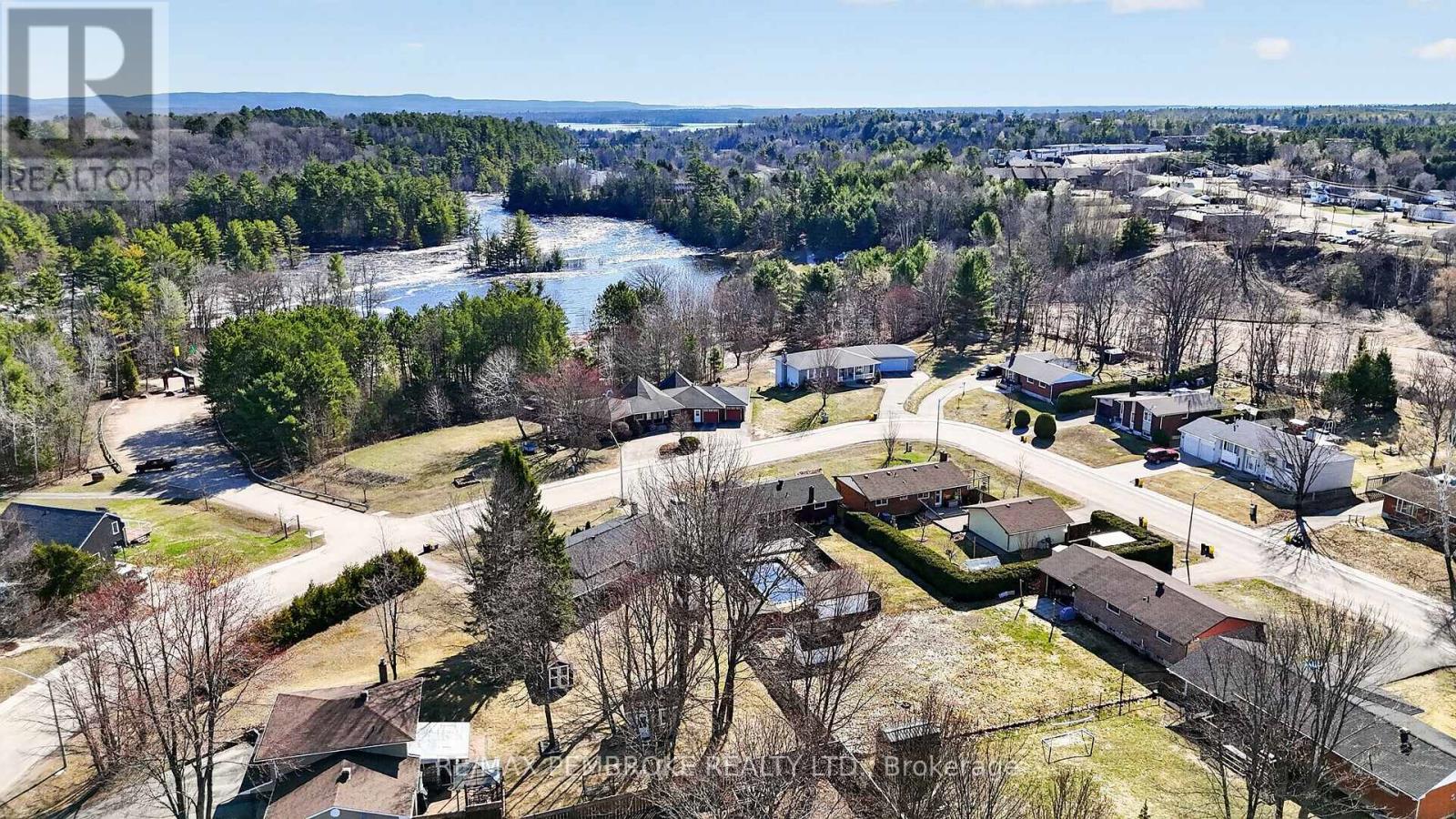 10 Algonquin Street, Petawawa, Ontario  K8H 2A9 - Photo 38 - X13041046