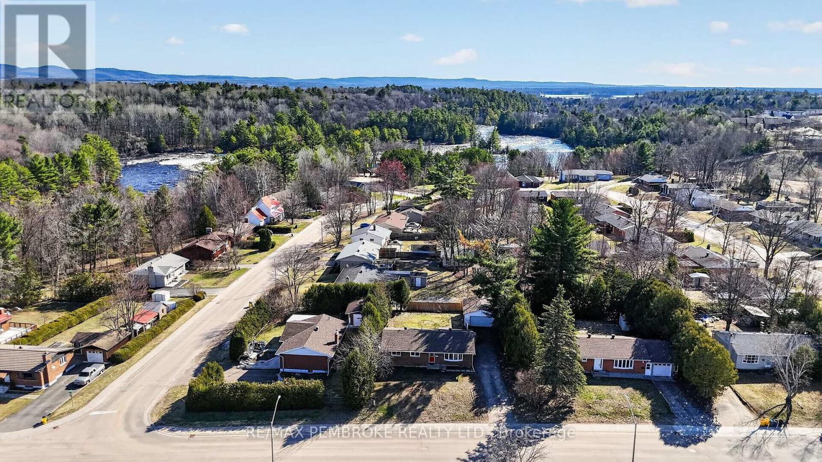 10 Algonquin Street, Petawawa, Ontario  K8H 2A9 - Photo 5 - X13041046