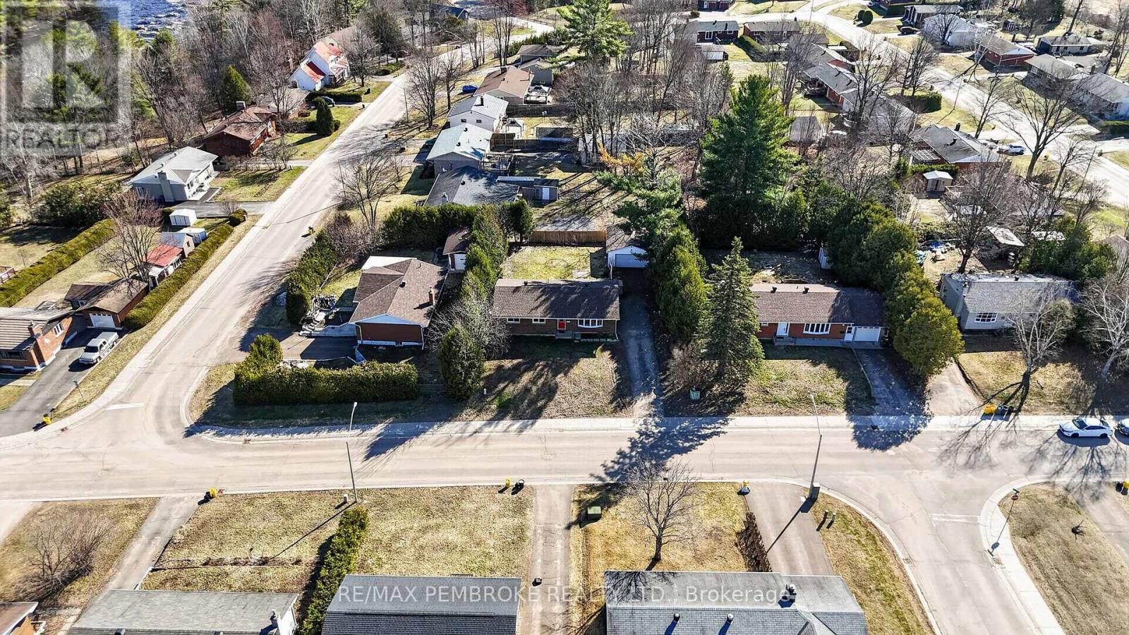 10 Algonquin Street, Petawawa, Ontario  K8H 2A9 - Photo 6 - X13041046