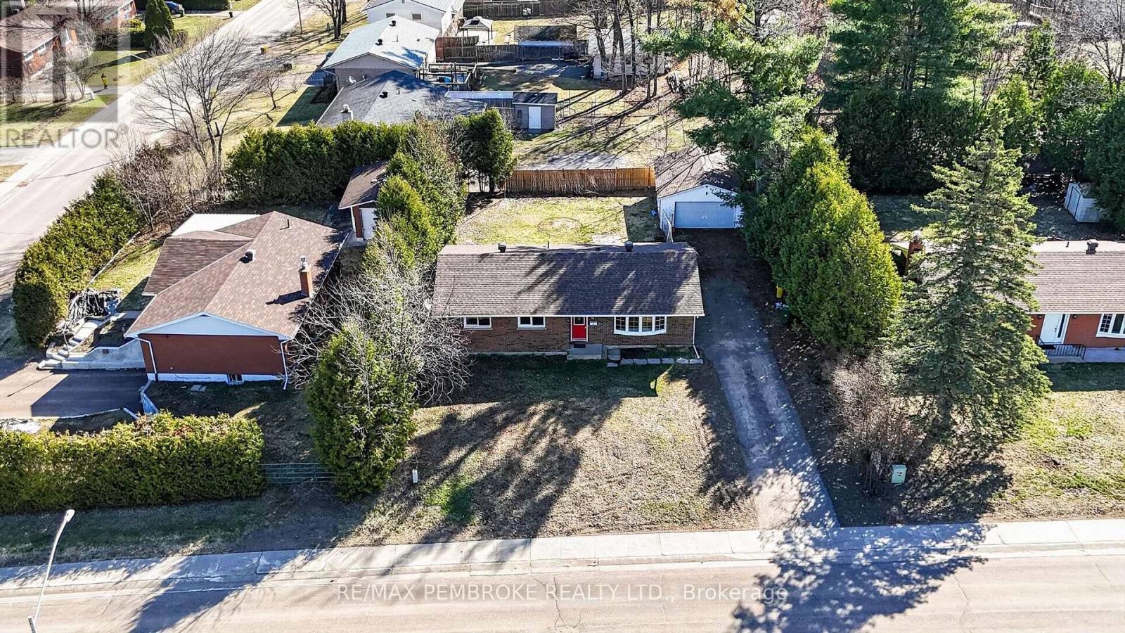 10 Algonquin Street, Petawawa, Ontario  K8H 2A9 - Photo 7 - X13041046