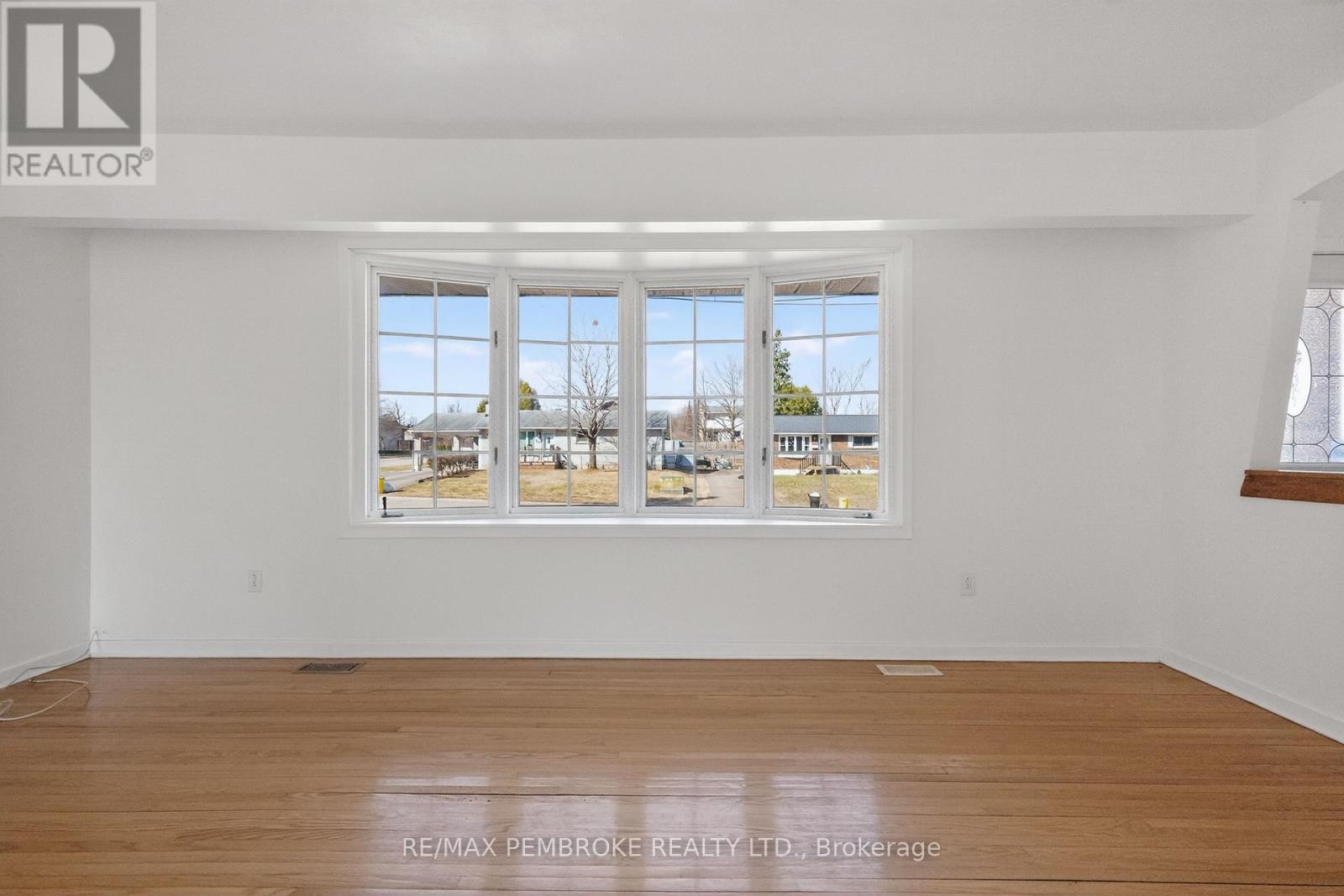 10 Algonquin Street, Petawawa, Ontario  K8H 2A9 - Photo 8 - X13041046