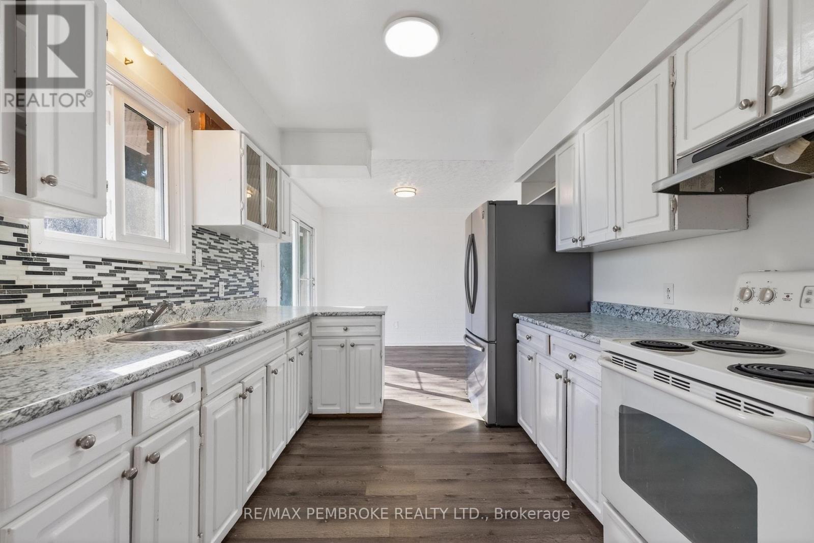 10 Algonquin Street, Petawawa, Ontario  K8H 2A9 - Photo 9 - X13041046