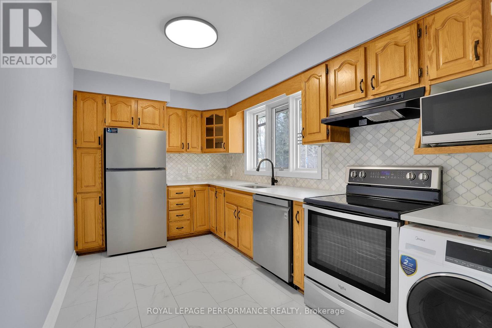 Upper Unit - 934 Smyth Road, Ottawa, Ontario  K1G 1P6 - Photo 2 - X13041150