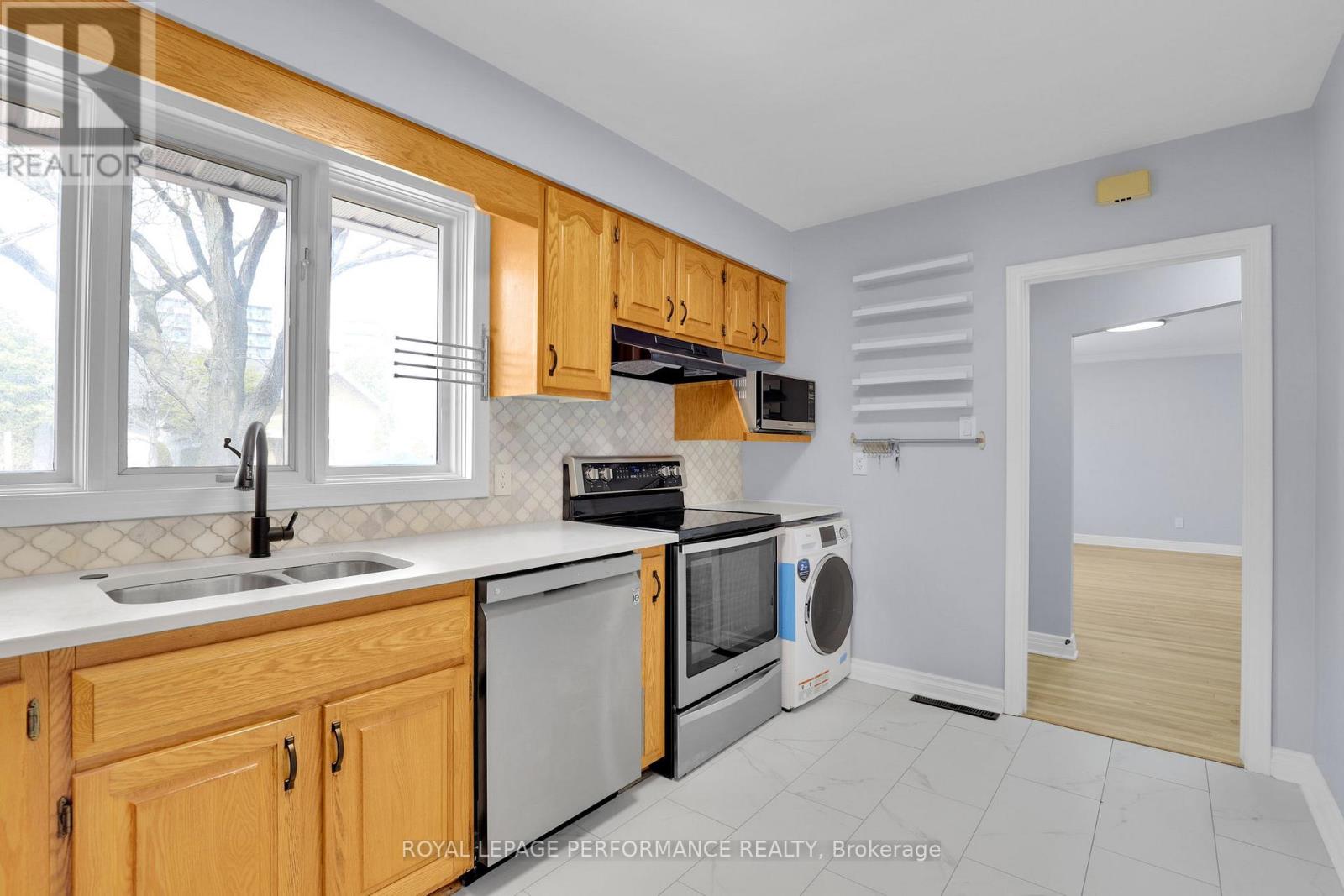 Upper Unit - 934 Smyth Road, Ottawa, Ontario  K1G 1P6 - Photo 3 - X13041150