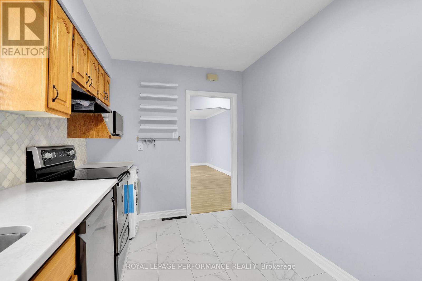 Upper Unit - 934 Smyth Road, Ottawa, Ontario  K1G 1P6 - Photo 4 - X13041150