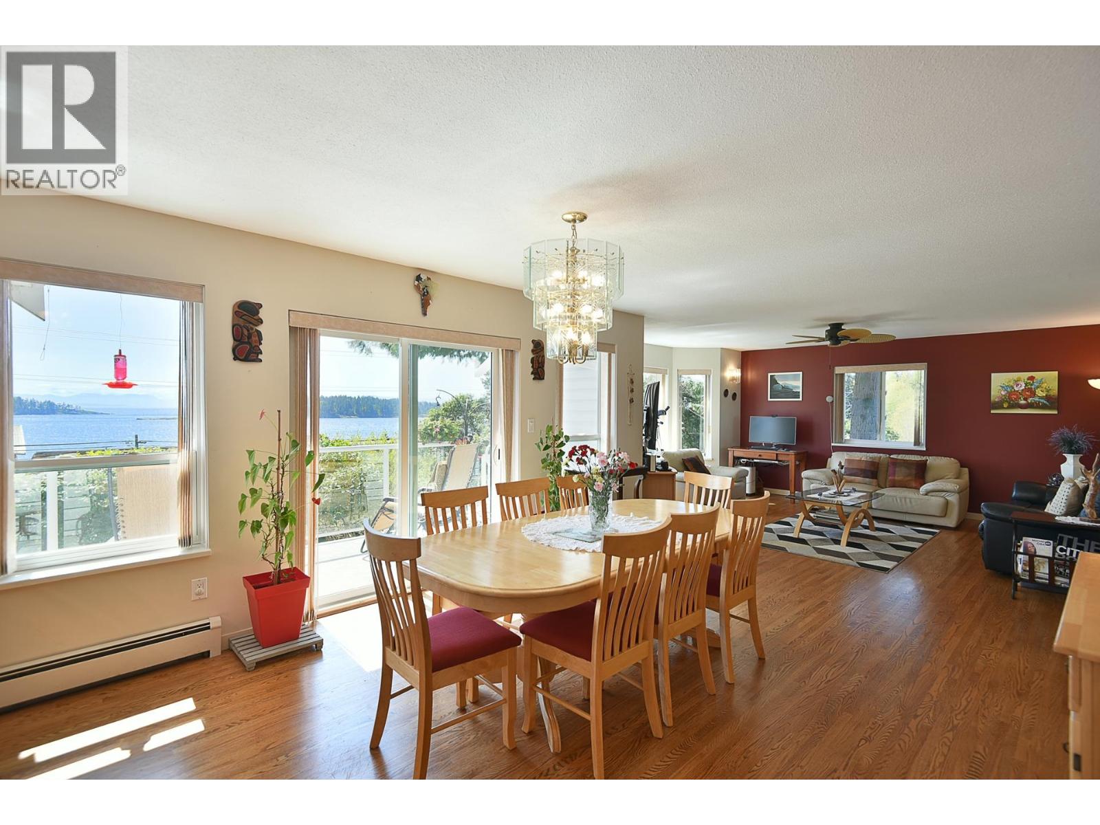 6502 Sunshine Coast Highway, Sechelt, British Columbia  V7Z 0M9 - Photo 1 - R3115485