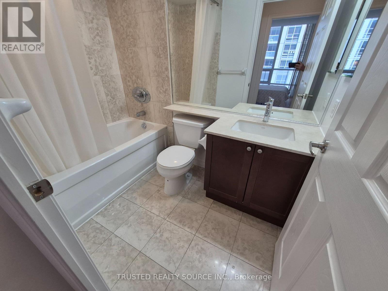 2514 - 761 Bay Street, Toronto, Ontario  M5G 2R2 - Photo 11 - C13041052