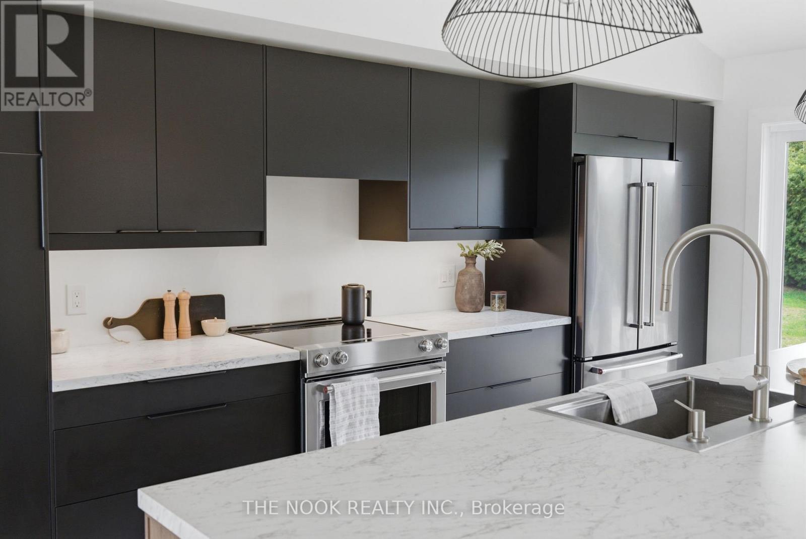 11 Lynn Crescent, Brock, Ontario  L0E 1E0 - Photo 10 - N12963428