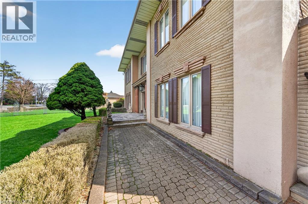 213 Stone Church Road W, Hamilton, Ontario  L9B 1A2 - Photo 3 - 40822618