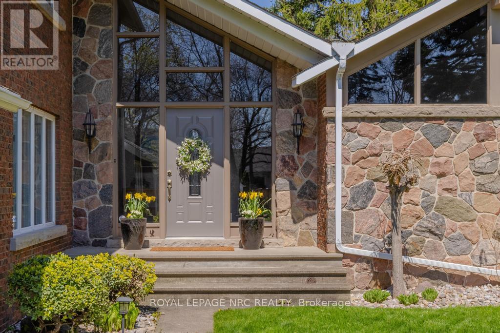 4 Maplewood Drive, St. Catharines, Ontario  L2M 3P1 - Photo 3 - X13041054