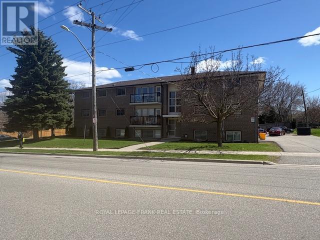 300 Athol Street, Whitby, Ontario  L1N 3Z4 - Photo 2 - E13041390