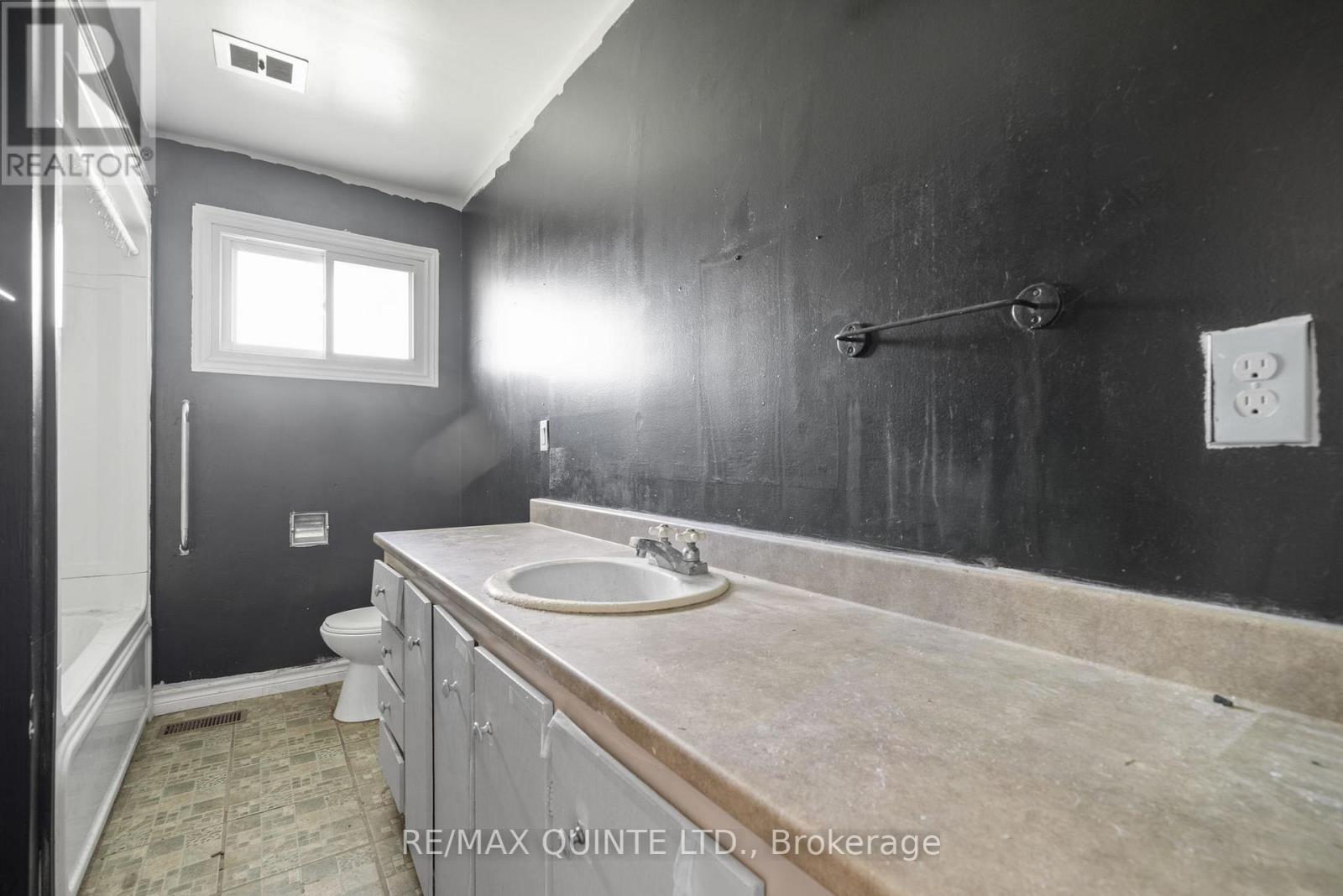 403 Whites Road, Quinte West, Ontario  K8V 5P5 - Photo 17 - X13041312