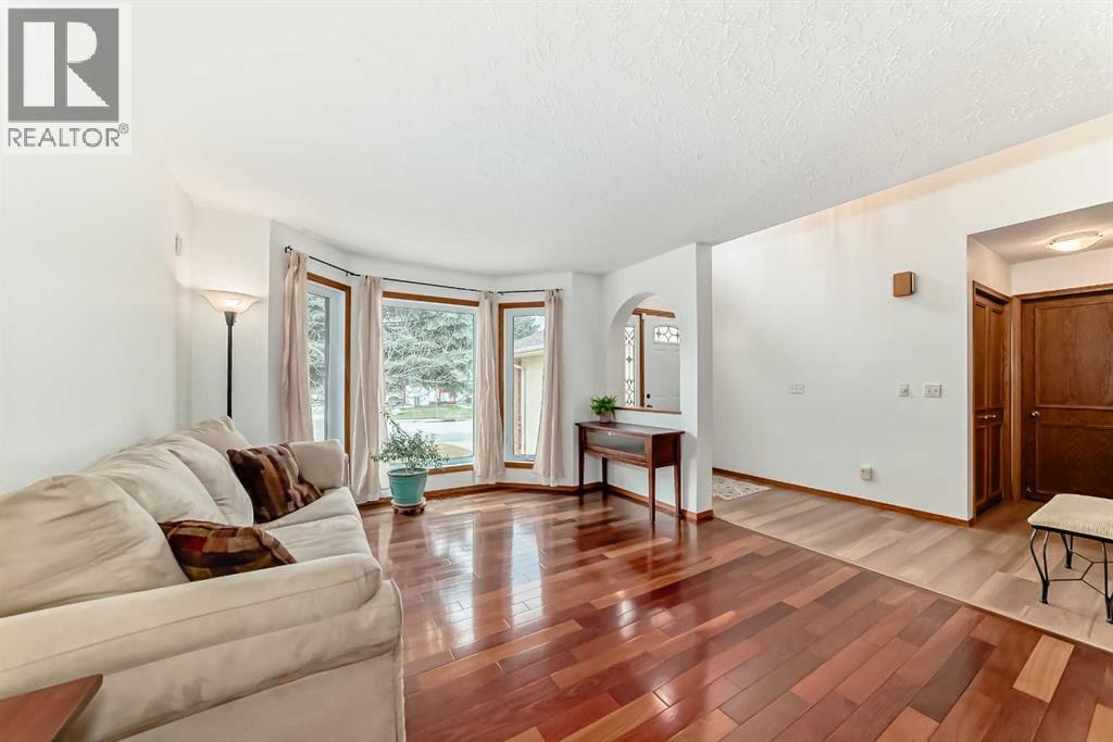 5 Woodmark Place Sw, Calgary, Alberta  T2W 6A2 - Photo 4 - A2304368