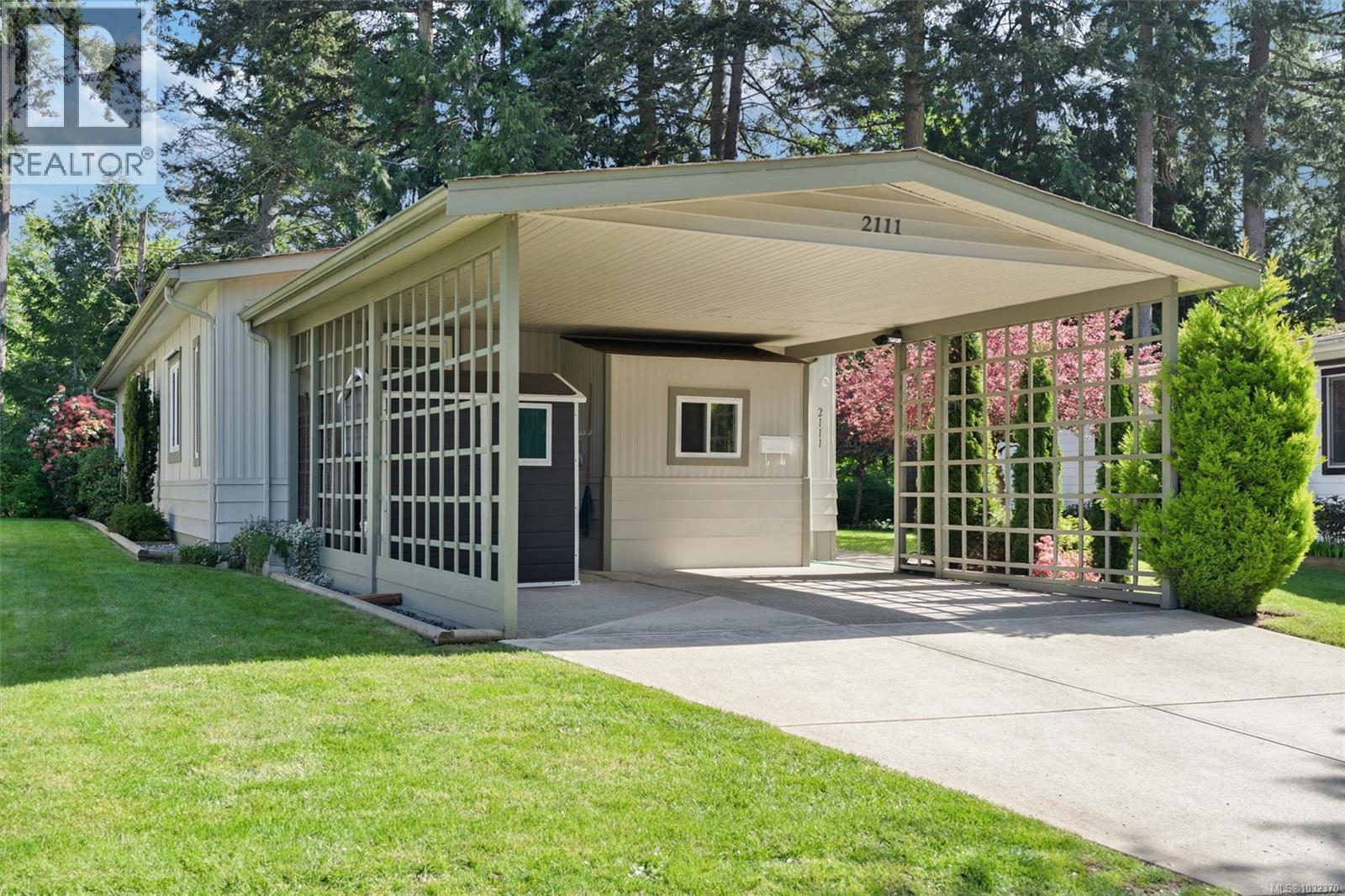 2111 Summergate Blvd, Sidney, British Columbia