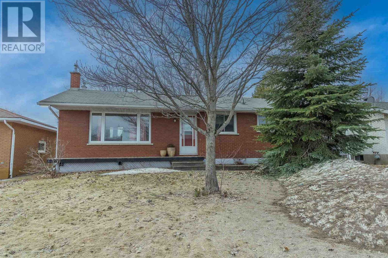 523 Mcnabb St, Sault Ste. Marie, Ontario  P6B 1Z5 - Photo 2 - SM260768