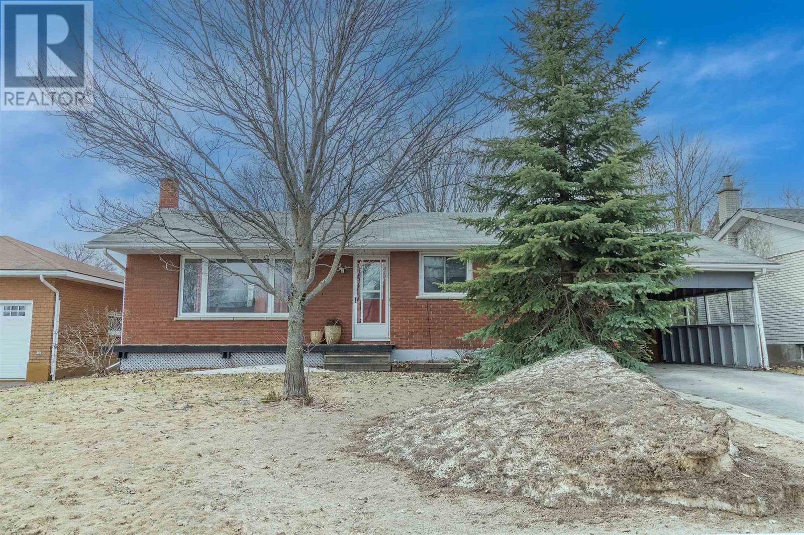 523 Mcnabb St, Sault Ste. Marie, Ontario  P6B 1Z5 - Photo 1 - SM260768