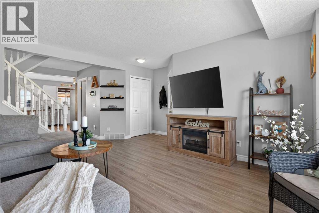 14744 Mt Mckenzie Drive Se, Calgary, Alberta  T2Z 2V1 - Photo 6 - A2303004