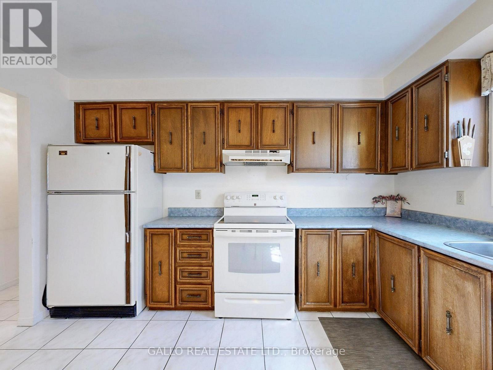 155 Goldhawk Trail, Toronto, Ontario  M1V 1X1 - Photo 6 - E13041494