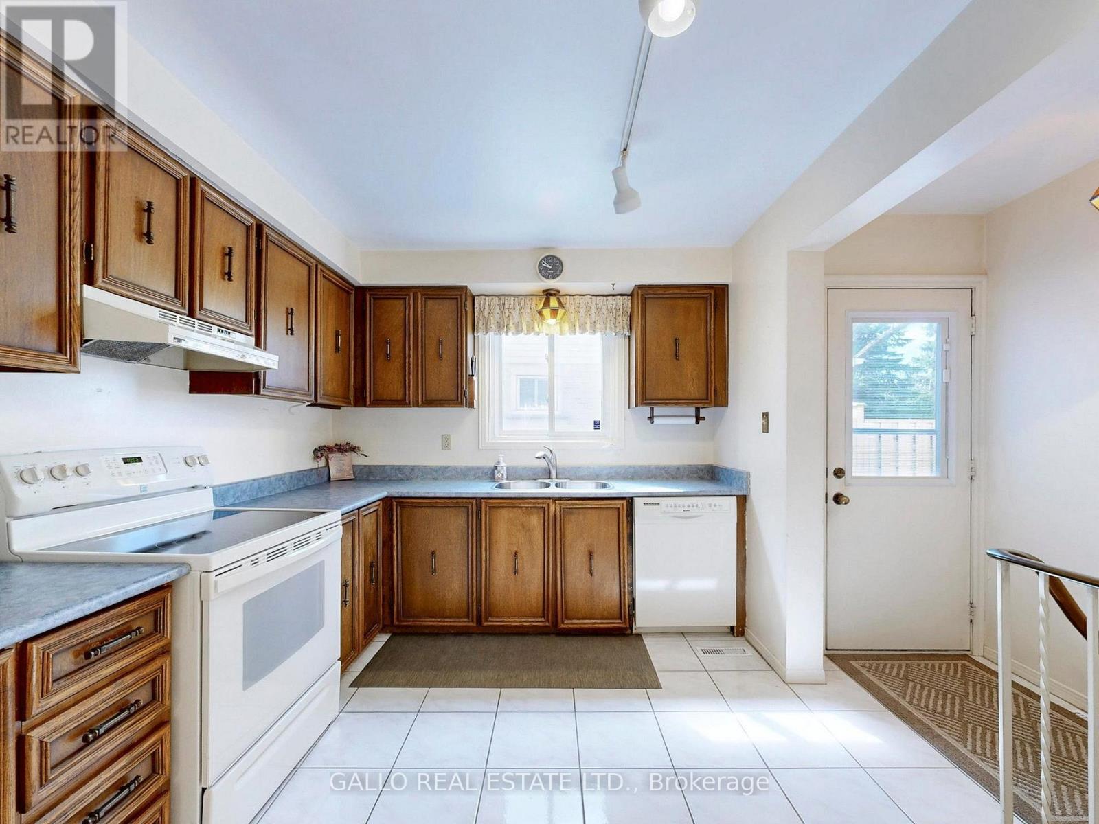 155 Goldhawk Trail, Toronto, Ontario  M1V 1X1 - Photo 7 - E13041494