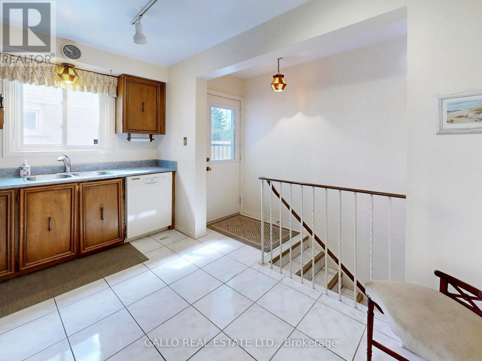 155 Goldhawk Trail, Toronto, Ontario  M1V 1X1 - Photo 8 - E13041494