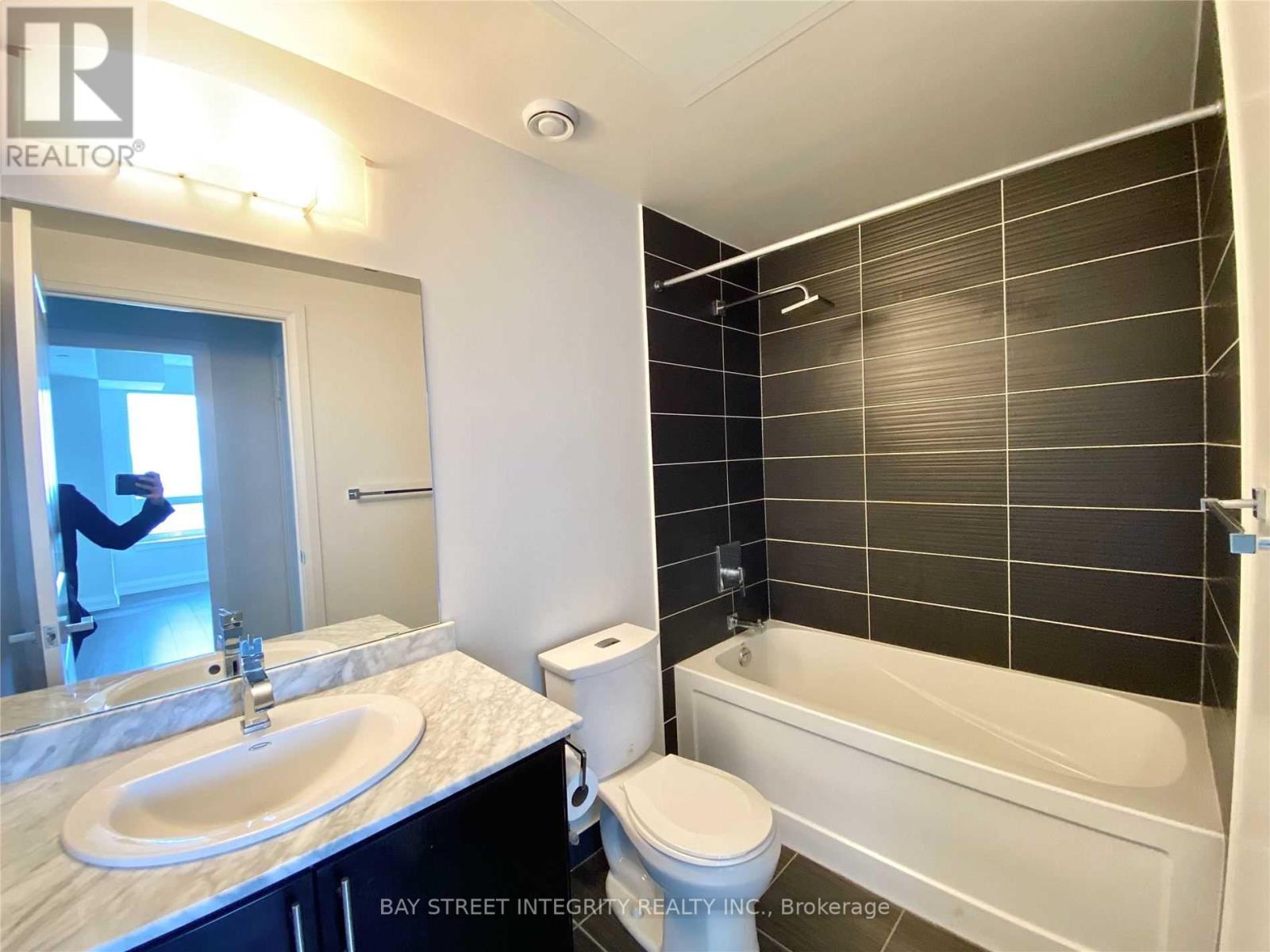 2010 - 7171 Yonge Street, Markham, Ontario  L3T 0C5 - Photo 12 - N13041236