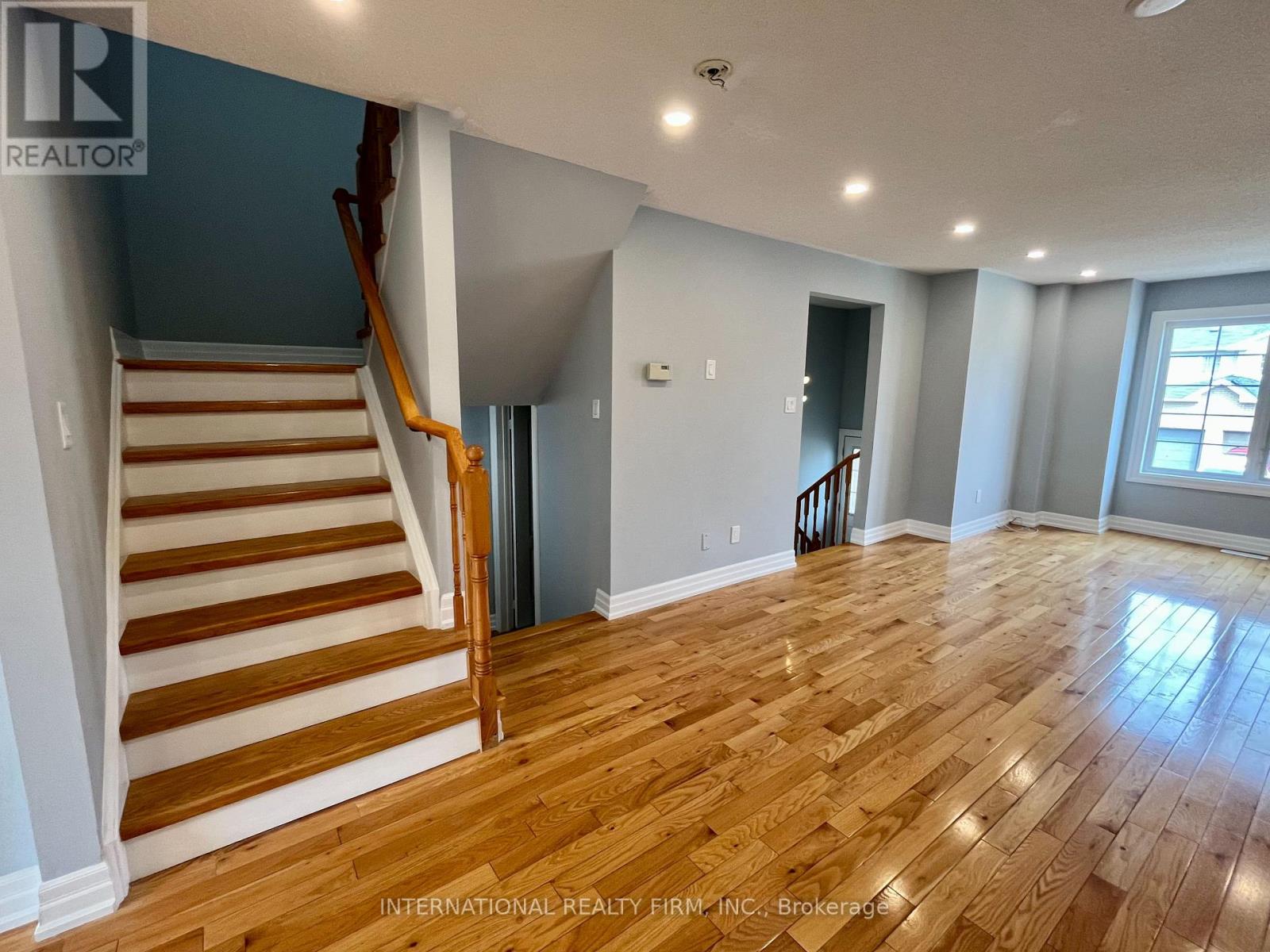 44 Natale Court, Bradford West Gwillimbury, Ontario  L3Z 3B1 - Photo 6 - N13041296