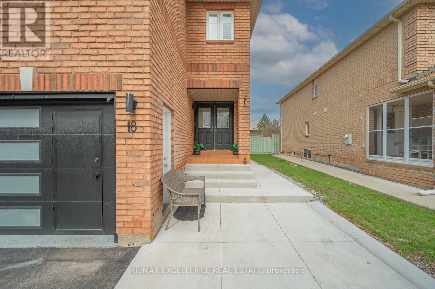 18 Manett Crescent, Brampton, Ontario  L6X 4X4 - Photo 4 - W13034062
