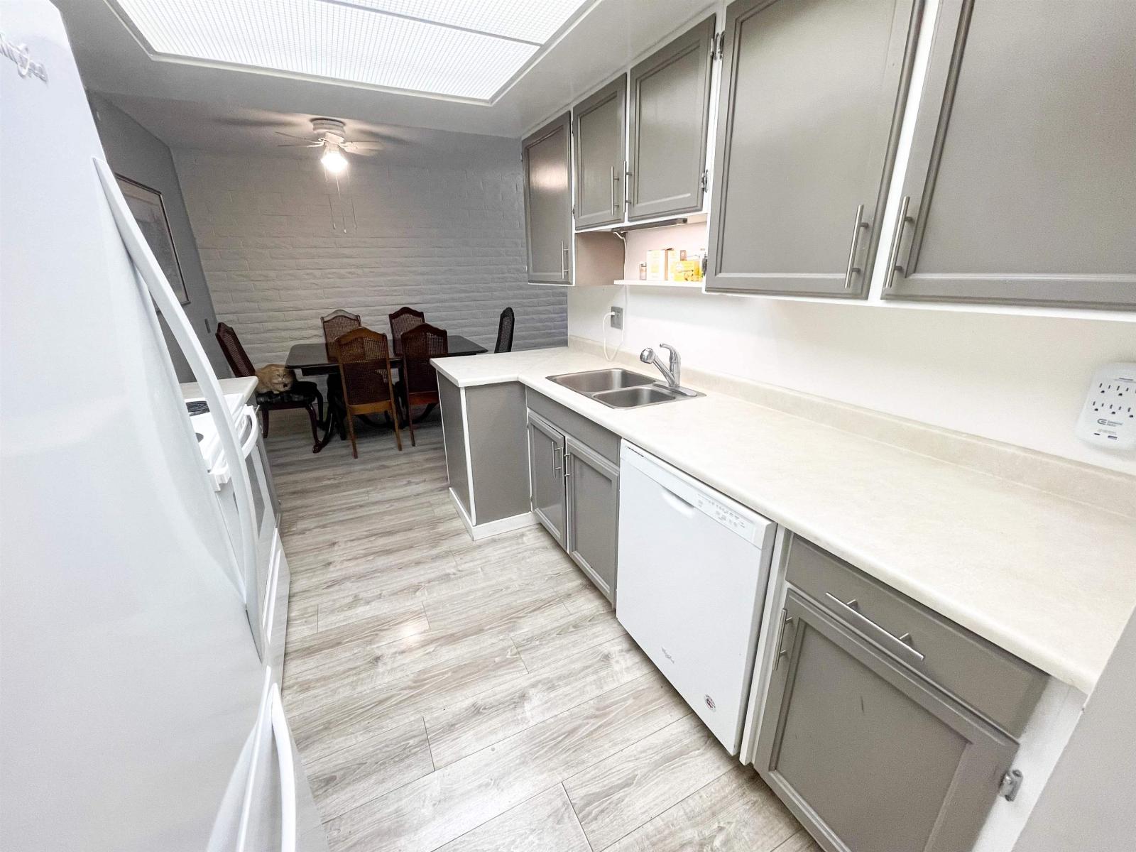 205 1351 Martin Street, White Rock, British Columbia  V4B 3W6 - Photo 4 - R3115488