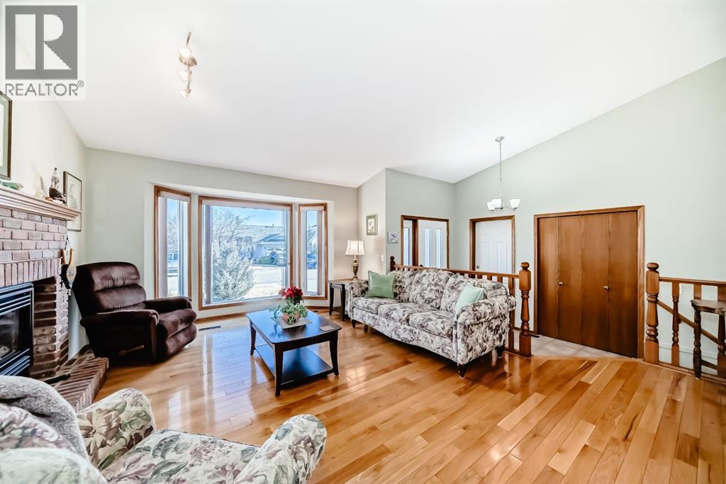 32 West Mackay Crescent, Cochrane, Alberta