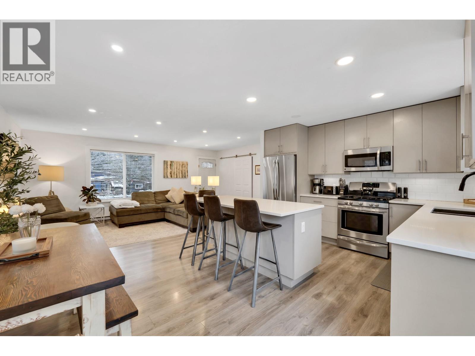 40410 Perth Drive, Squamish, British Columbia  V0N 1T0 - Photo 1 - R3113833