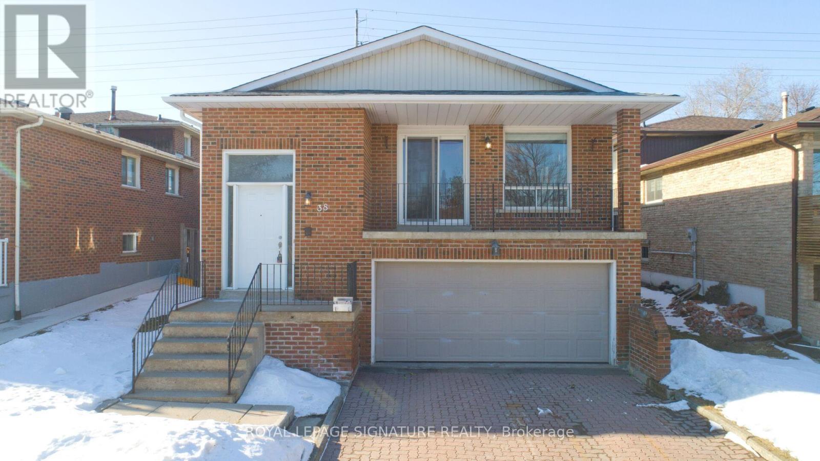 38 Panorama Crescent, Brampton, Ontario  L6S 3T9 - Photo 2 - W13041412
