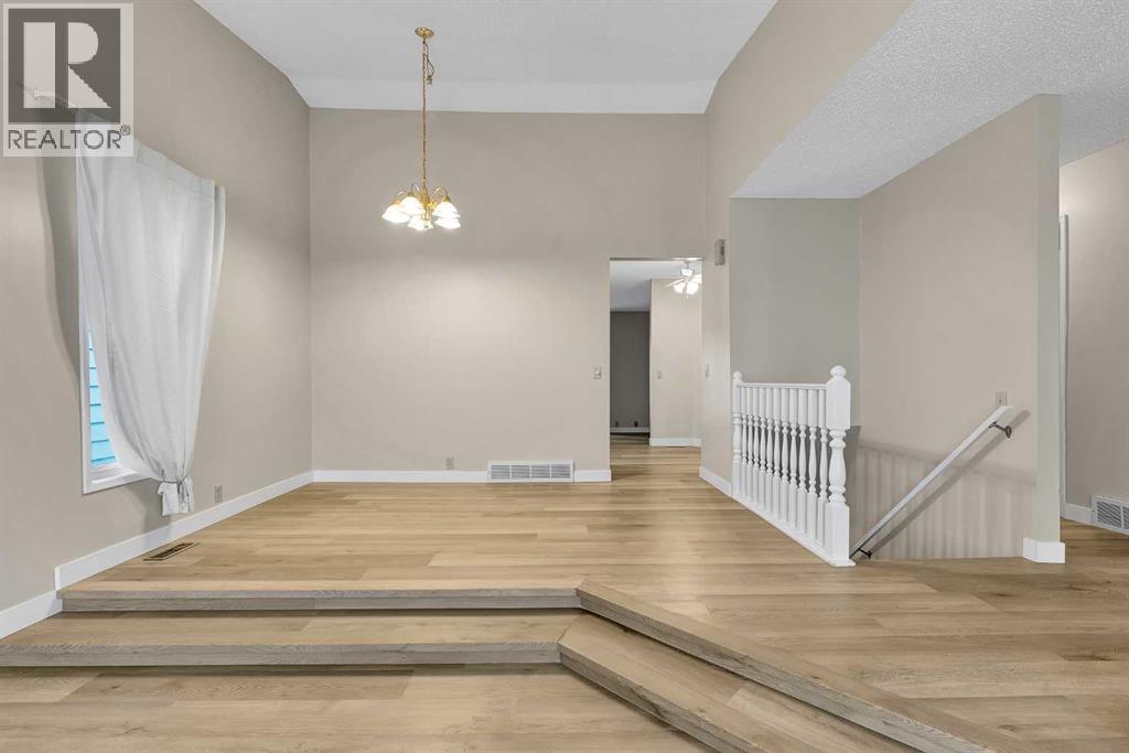 1111 Berkley Drive NW, Calgary, Alberta  T3K 1S6 - Photo 7 - A2294270