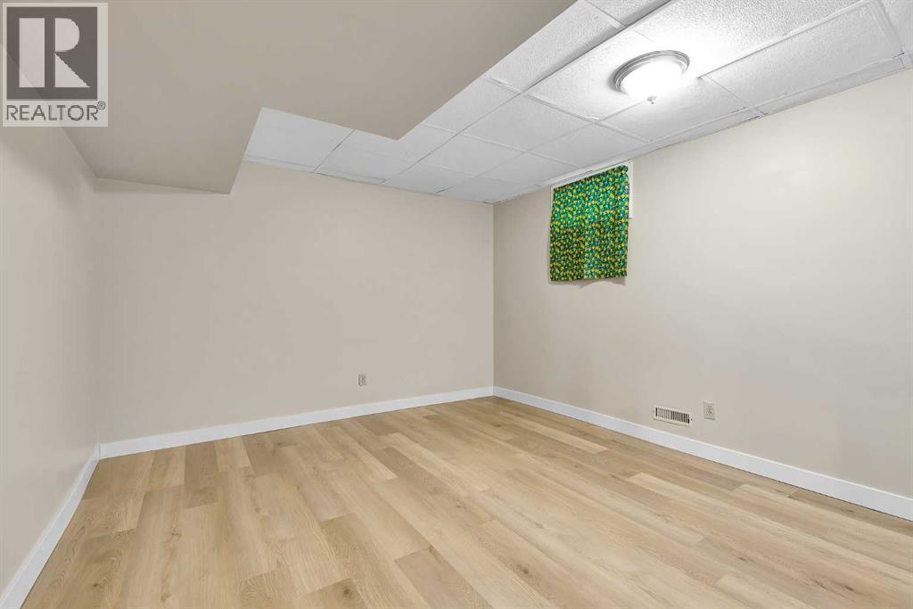 1111 Berkley Drive NW, Calgary, Alberta  T3K 1S6 - Photo 34 - A2294270