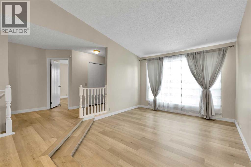 1111 Berkley Drive NW, Calgary, Alberta  T3K 1S6 - Photo 5 - A2294270