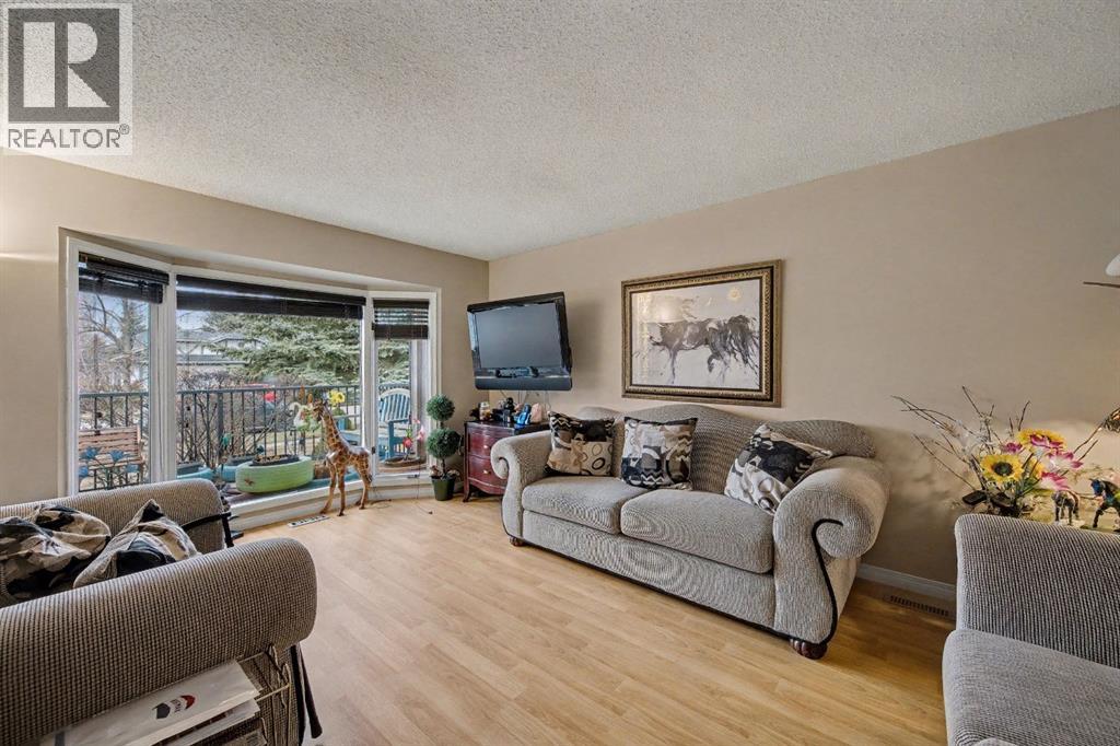 983 Woodbine Boulevard SW, Calgary, Alberta  t2w 4a7 - Photo 4 - A2301604