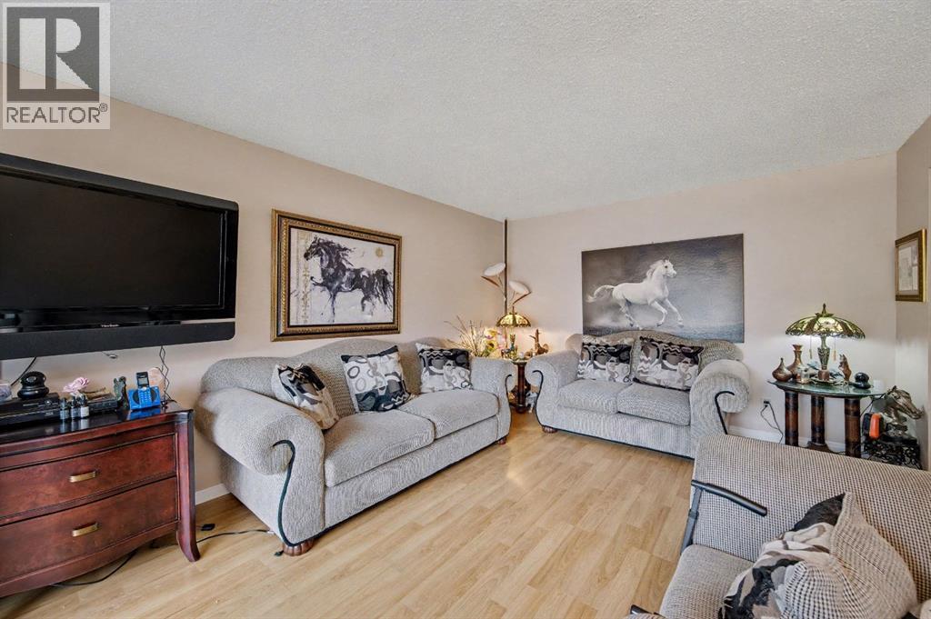 983 Woodbine Boulevard SW, Calgary, Alberta  t2w 4a7 - Photo 5 - A2301604