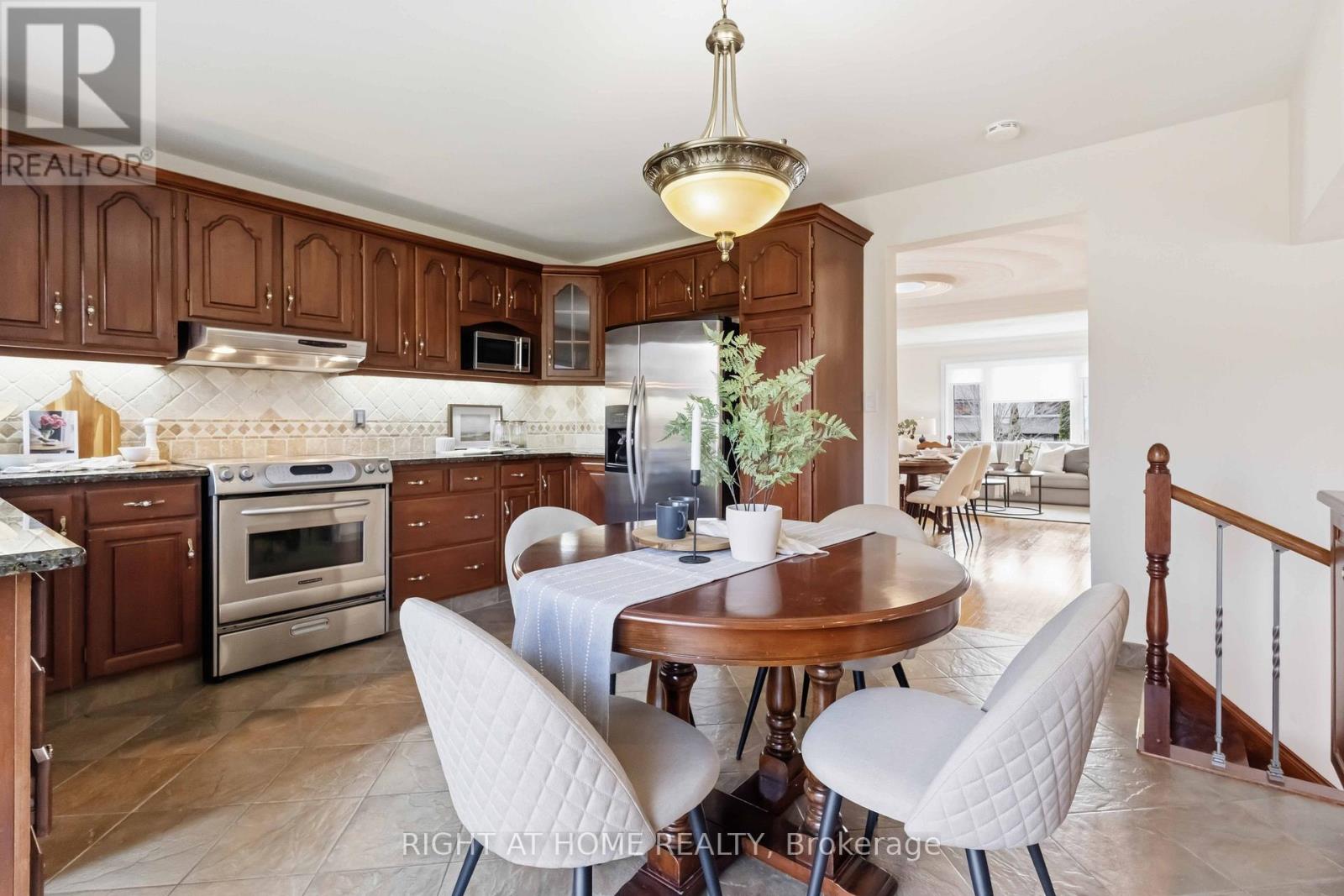 313 Preston Drive, Oshawa, Ontario  L1J 6Y6 - Photo 11 - E13041554