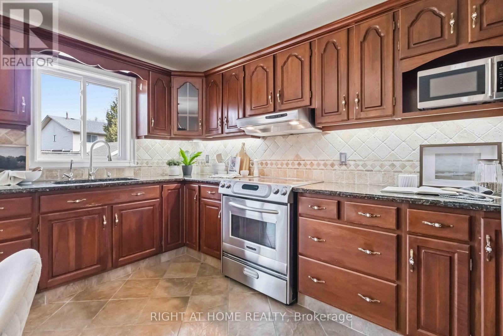 313 Preston Drive, Oshawa, Ontario  L1J 6Y6 - Photo 12 - E13041554